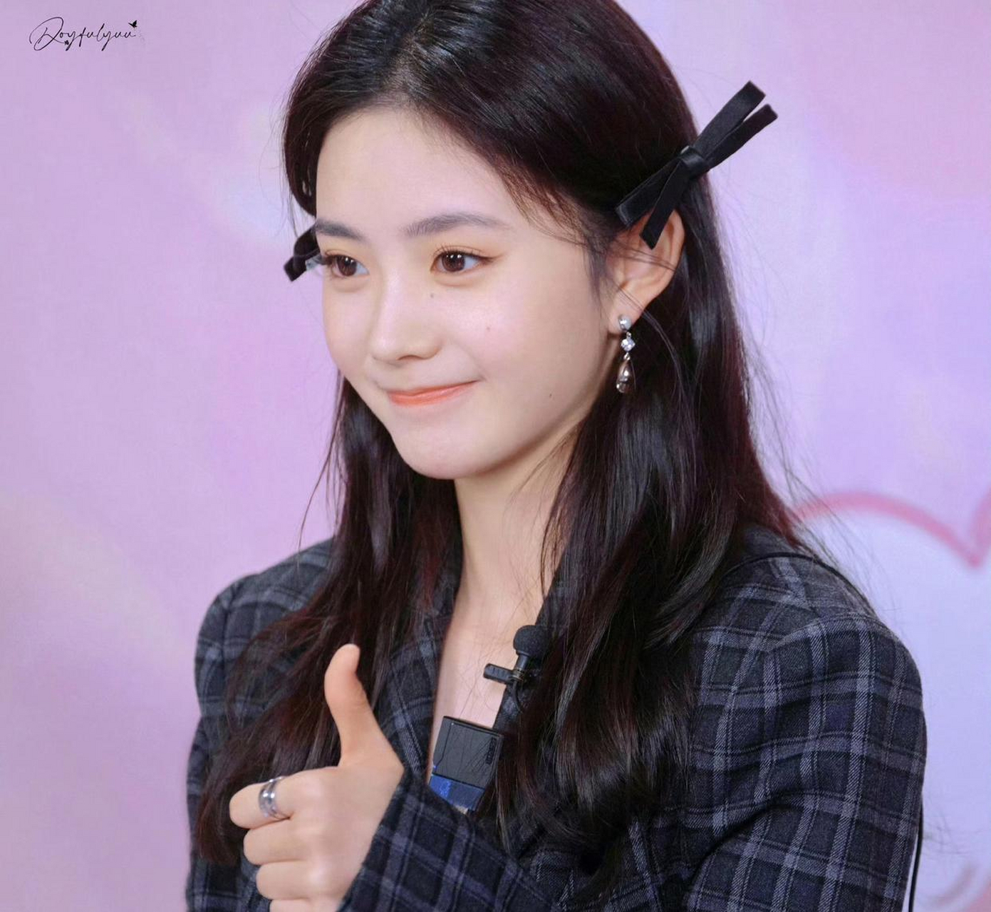 笑起来的刘浩存明媚清纯!