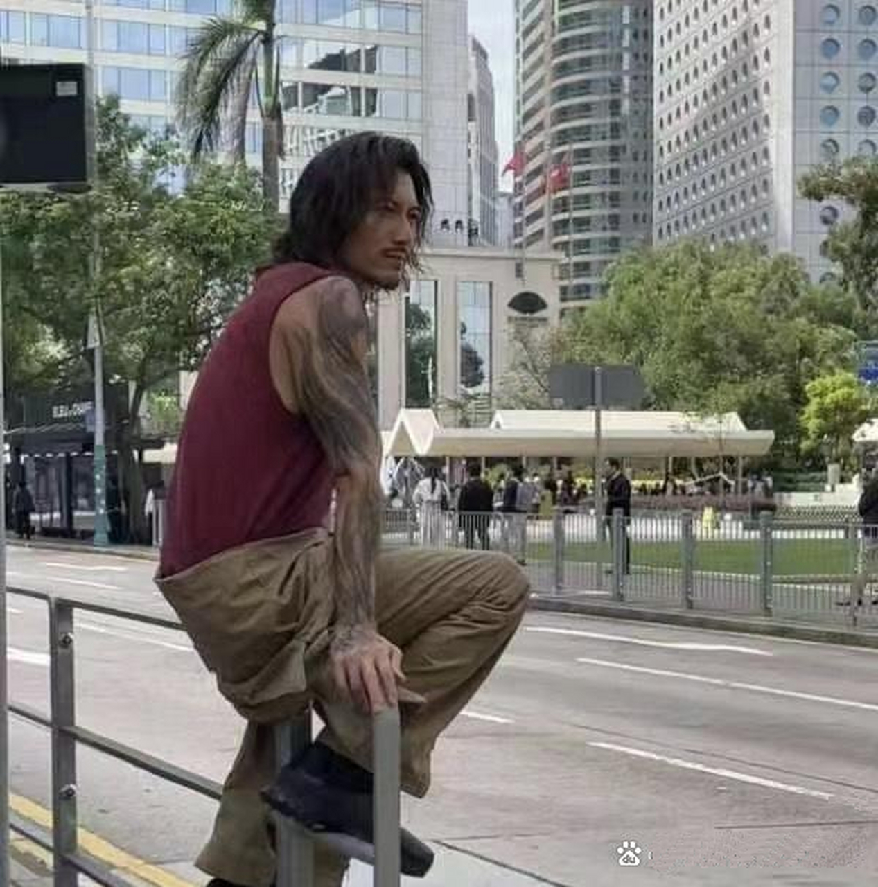 谢霆锋拍戏生图,他这次的长发胡子大花臂造型很邋遢,换个人很难驾驭!