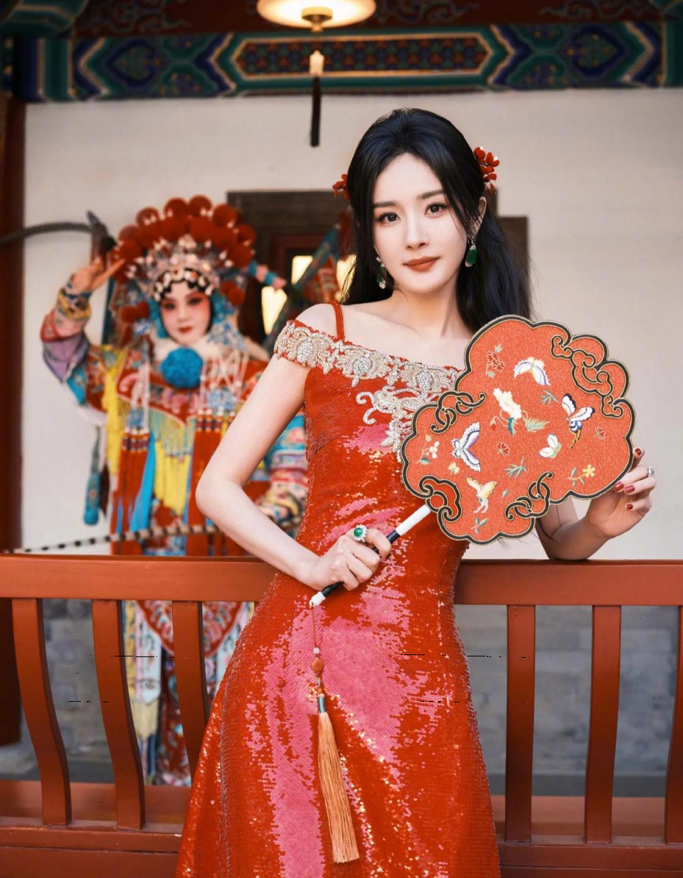 红裙造型又美出圈了,杨幂大气优雅,尽显魅力!