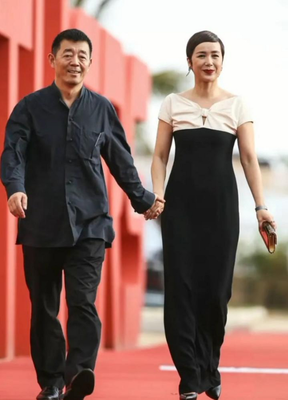 蒋雯丽踩恨天高比老公高一大截 !