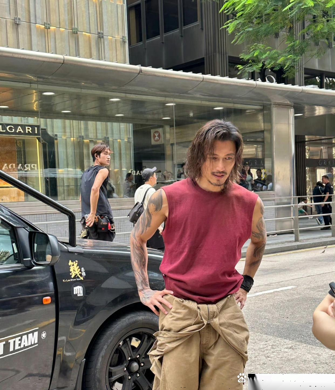 谢霆锋拍戏生图,他这次的长发胡子大花臂造型很邋遢,换个人很难驾驭!