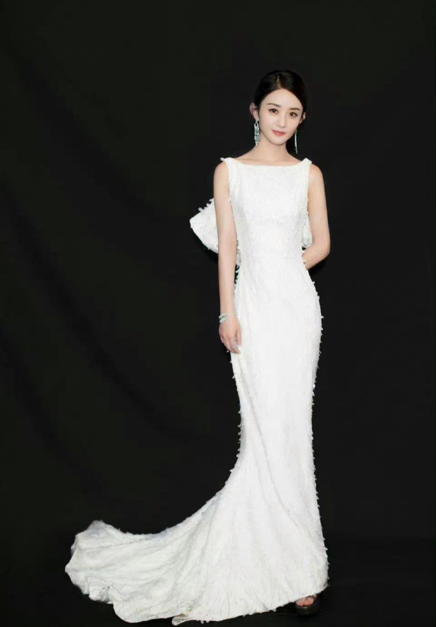 赵丽颖一袭白色长裙,高雅纯洁