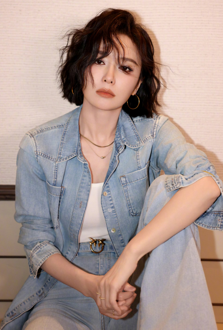 秦岚好漂亮,一身牛仔穿搭,配上微卷短发,时尚靓丽,又美又青春!