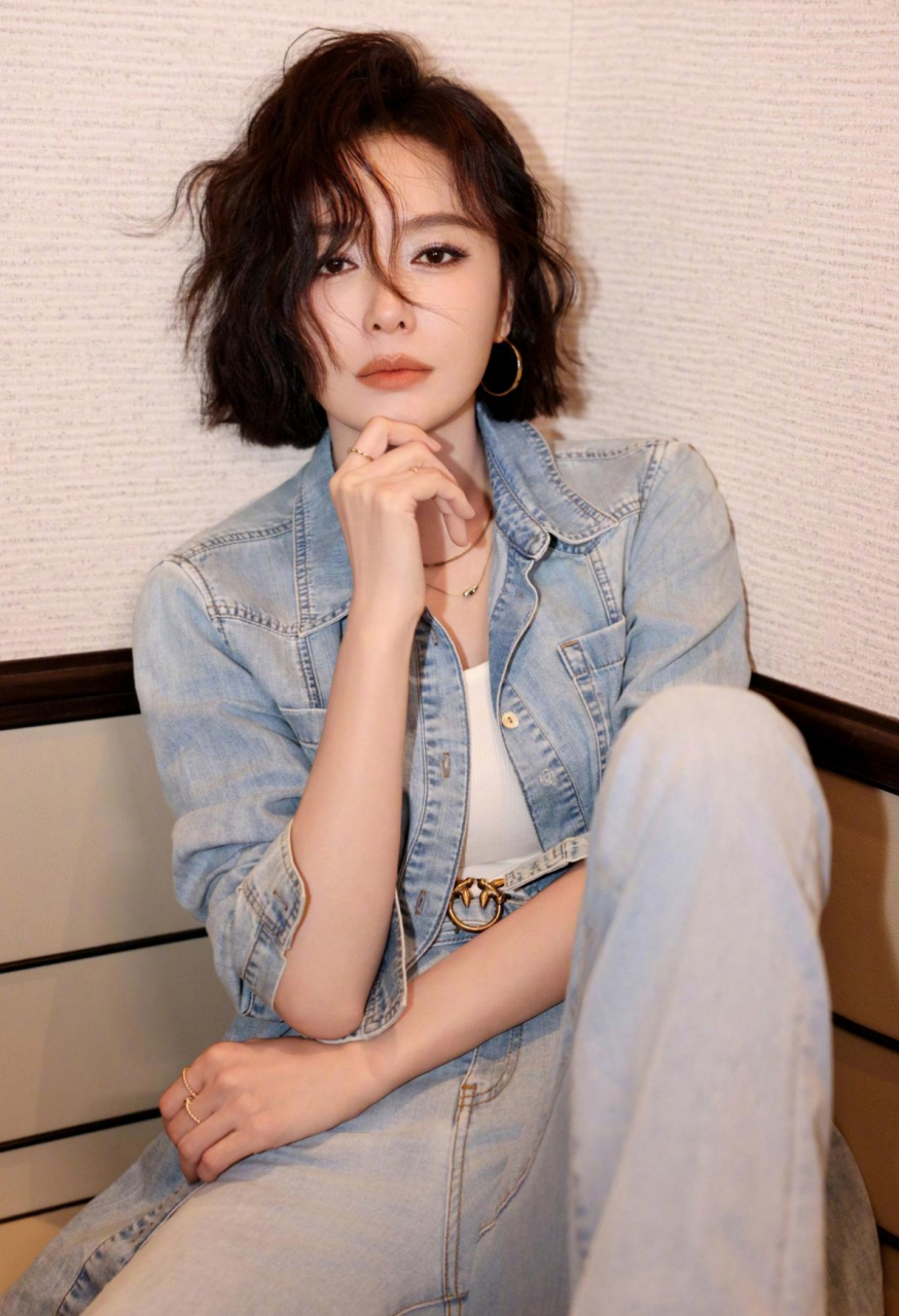 秦岚好漂亮,一身牛仔穿搭,配上微卷短发,时尚靓丽,又美又青春!