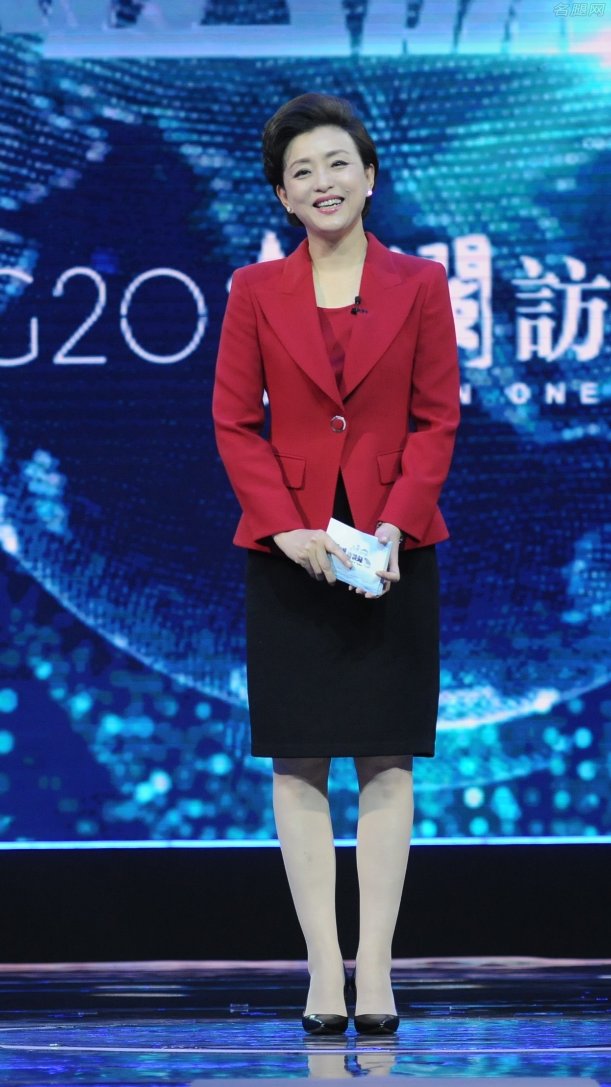 杨澜这次穿上红色西装腿裹肉丝录制《g20杨澜访谈录》