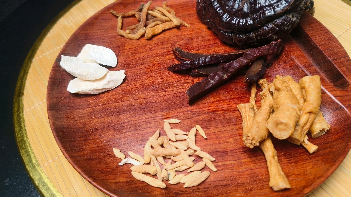 广东养生汤:灵芝搭配元气3宝太厉害了,健脾养胃睡得香