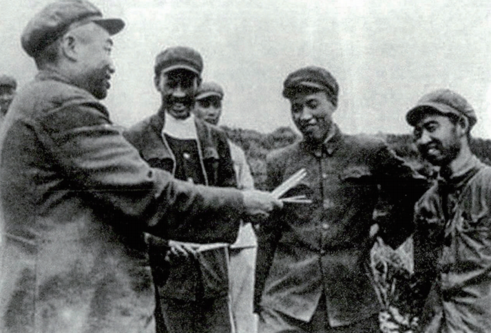 1985年梁兴初病逝,妻子收拾遗物后立即致信中央,提出唯一请求