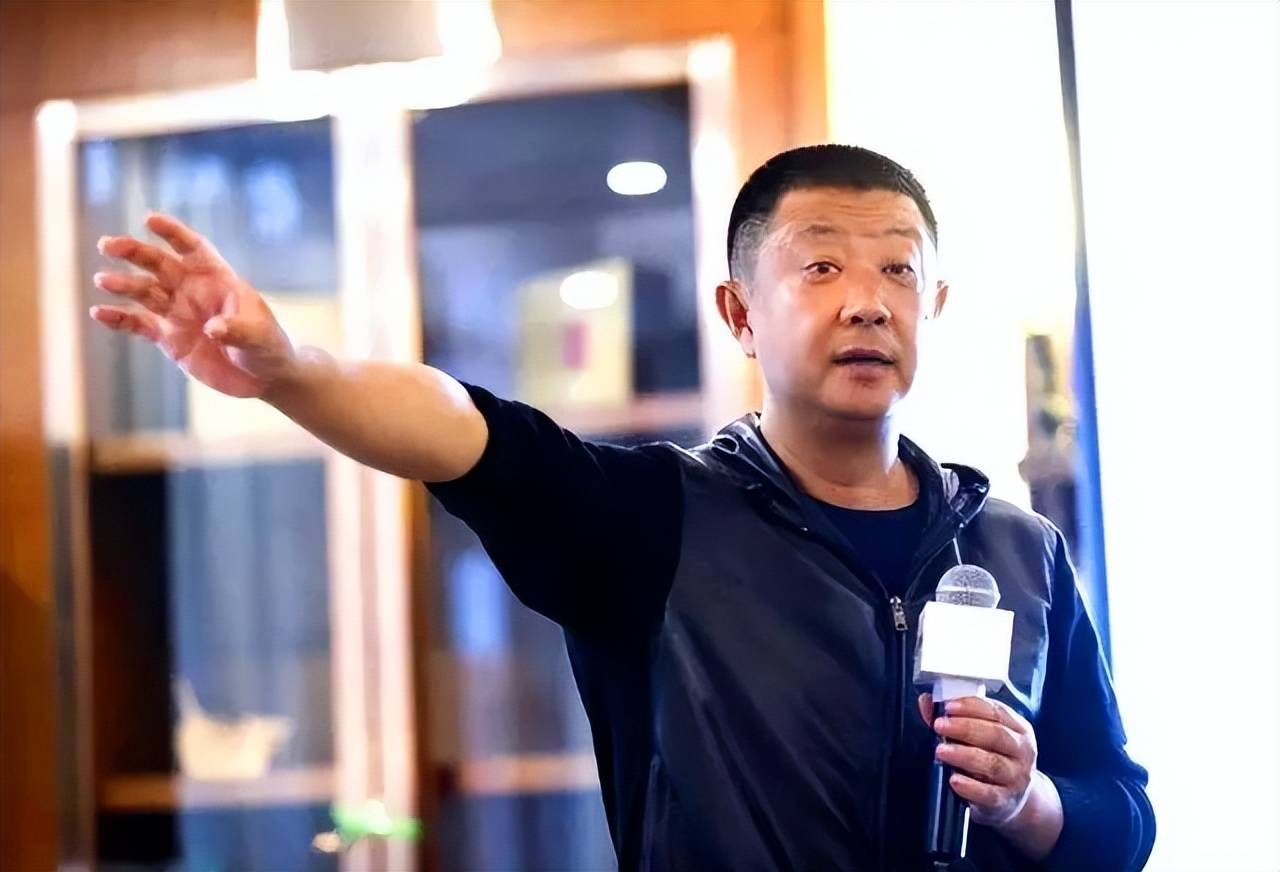 纪实海底捞服务员杨丽娟:小学学历17岁入职,42岁身价125亿