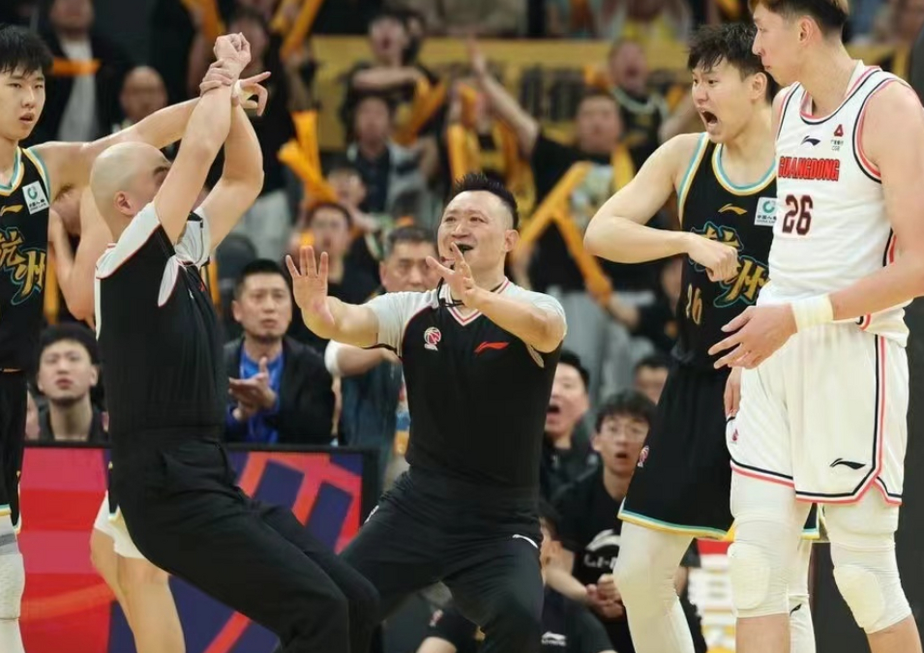 临场裁判郭楠与闫军对此判罚出现分歧.