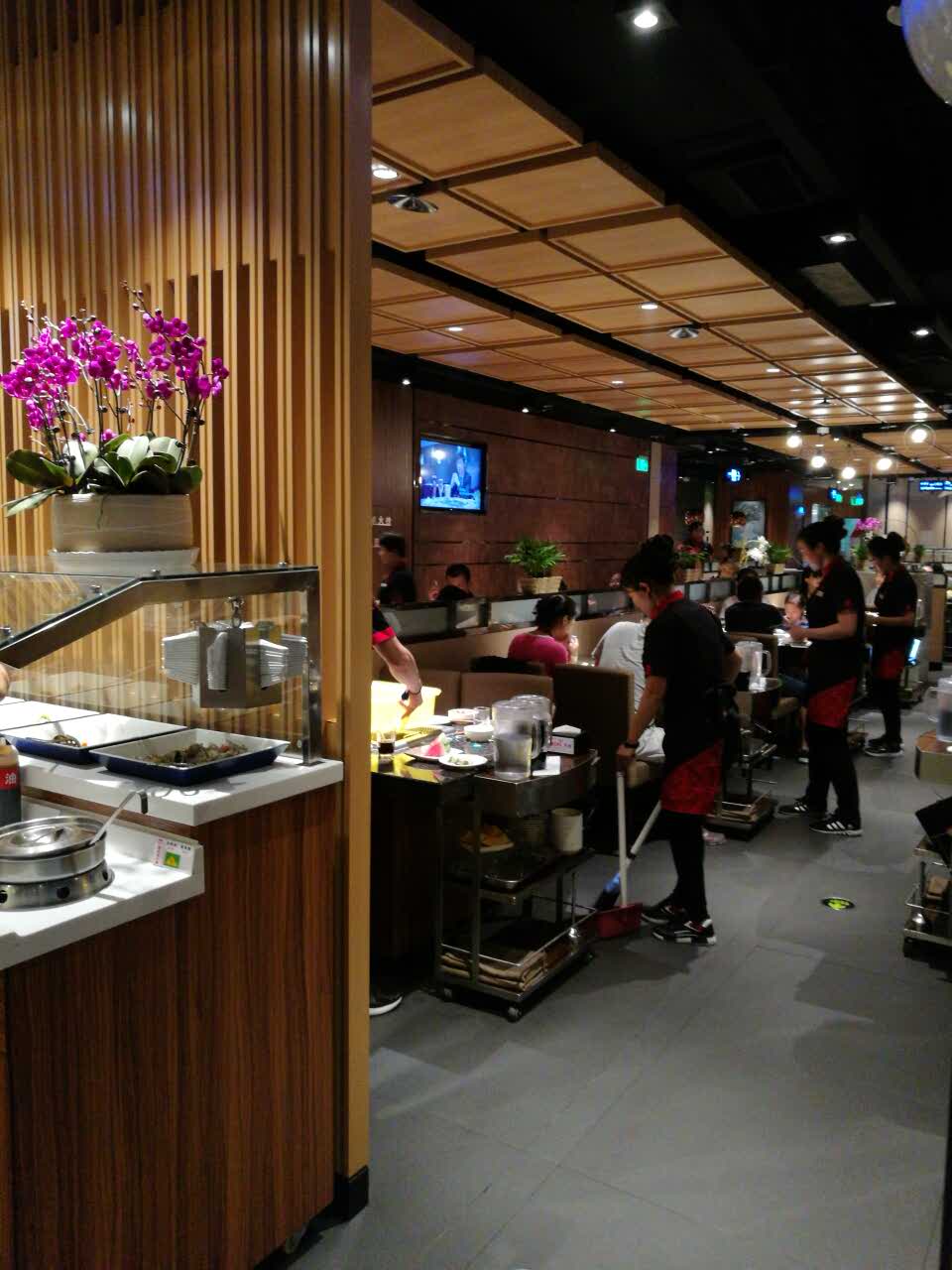 纪实海底捞服务员杨丽娟:小学学历17岁入职,42岁身价125亿