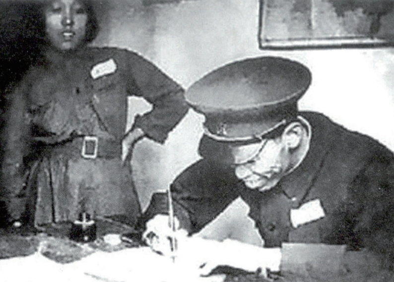 1985年梁兴初病逝,妻子收拾遗物后立即致信中央,提出唯一请求