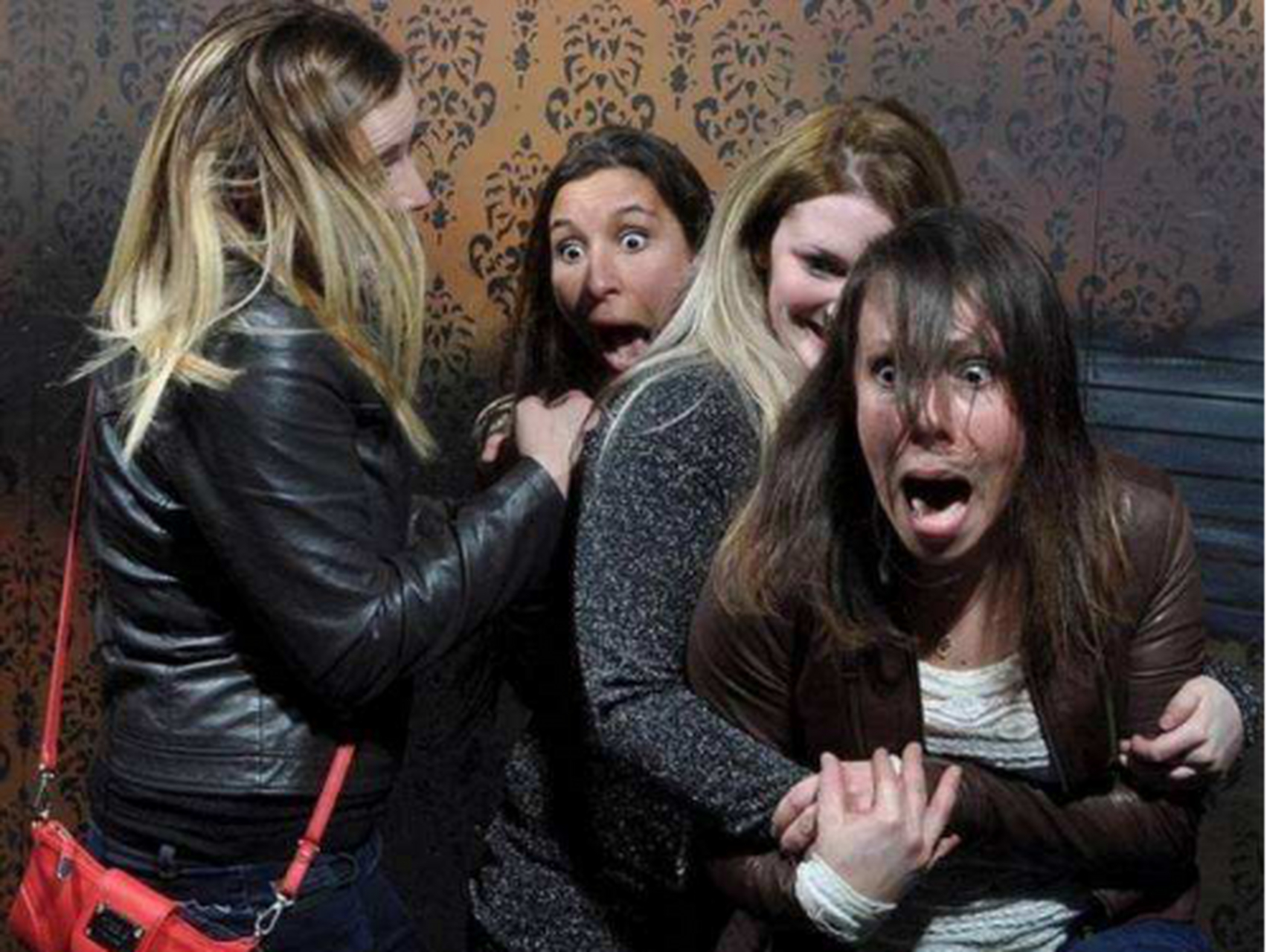 mckameymanor是位于美国加尼福利亚州的世界上最恐怖的鬼屋,需要长达8