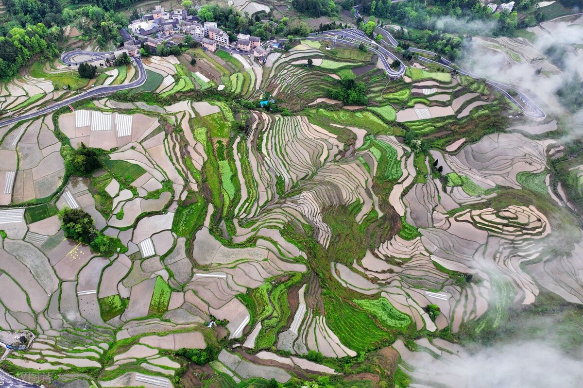 春耕进行时,重庆酉阳土家族苗族自治县花田乡何家岩村梯田美如画