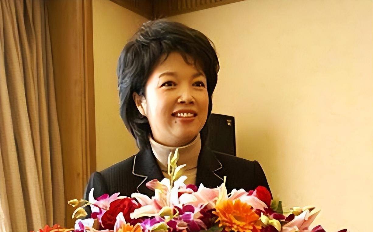 回顾黄薇:与蔡国庆青梅竹马照顾偏瘫父亲11年,九旬老母让她泪目