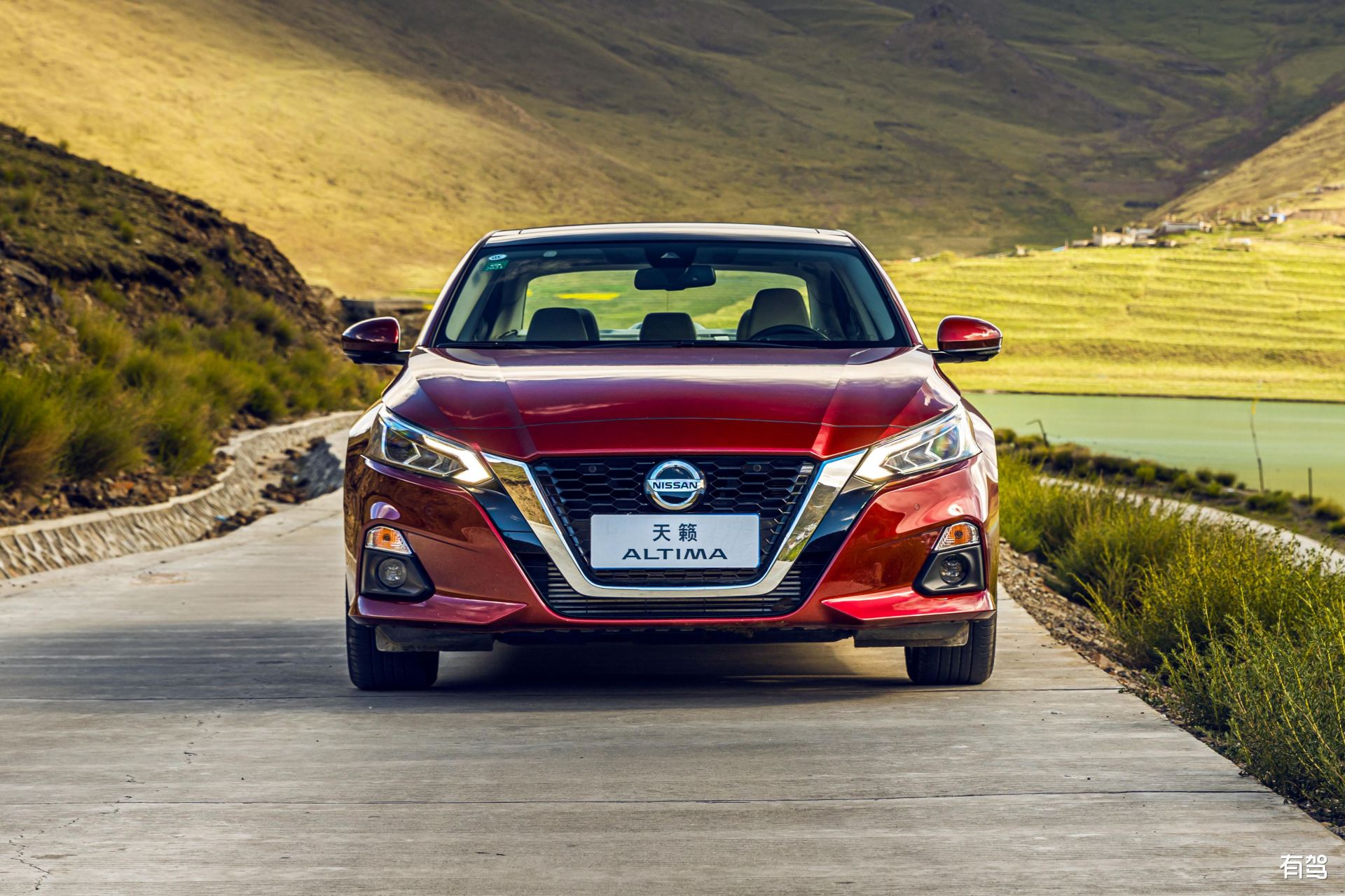 日产天籁,b级车中的佼佼者!轴距够长,空间宽敞不压抑.