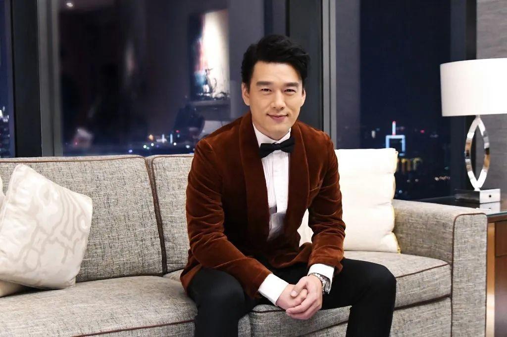 回顾王耀庆:为省钱娶房东女儿却意外捡到块宝,恩爱20年无绯闻