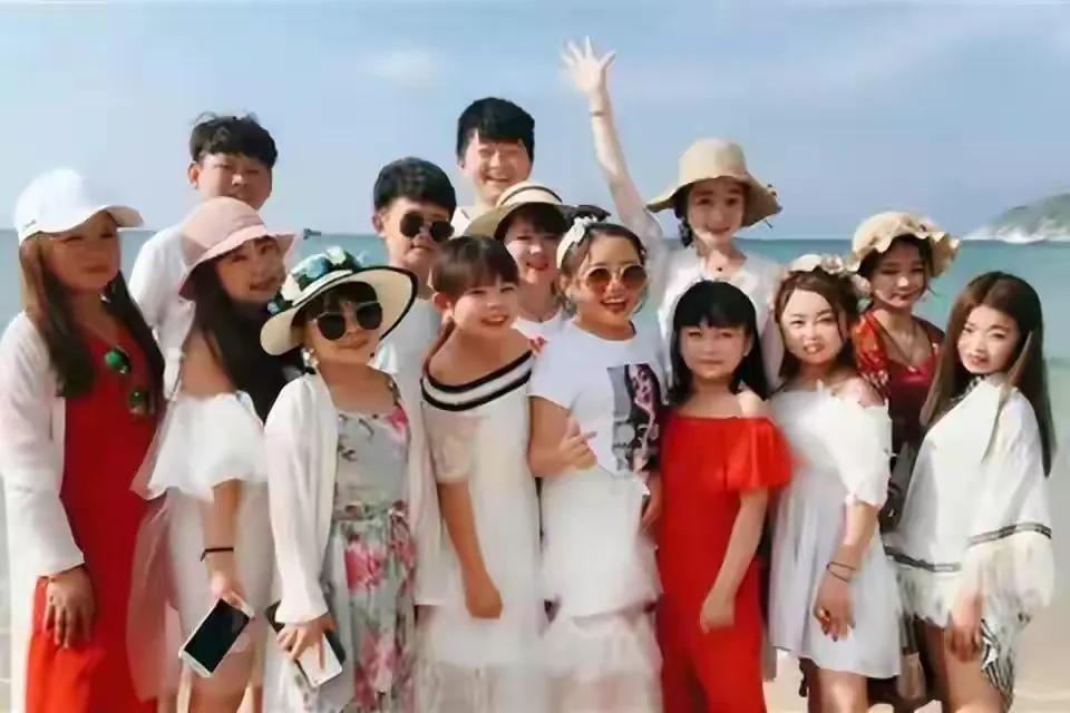 二,组建"三公主babygirl"团队,多次参加电视节目,实现人生飞跃.