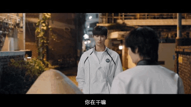 结果恰好善宰出来,小偷跑了,独留小率手拿内裤被当成偷内裤贼.