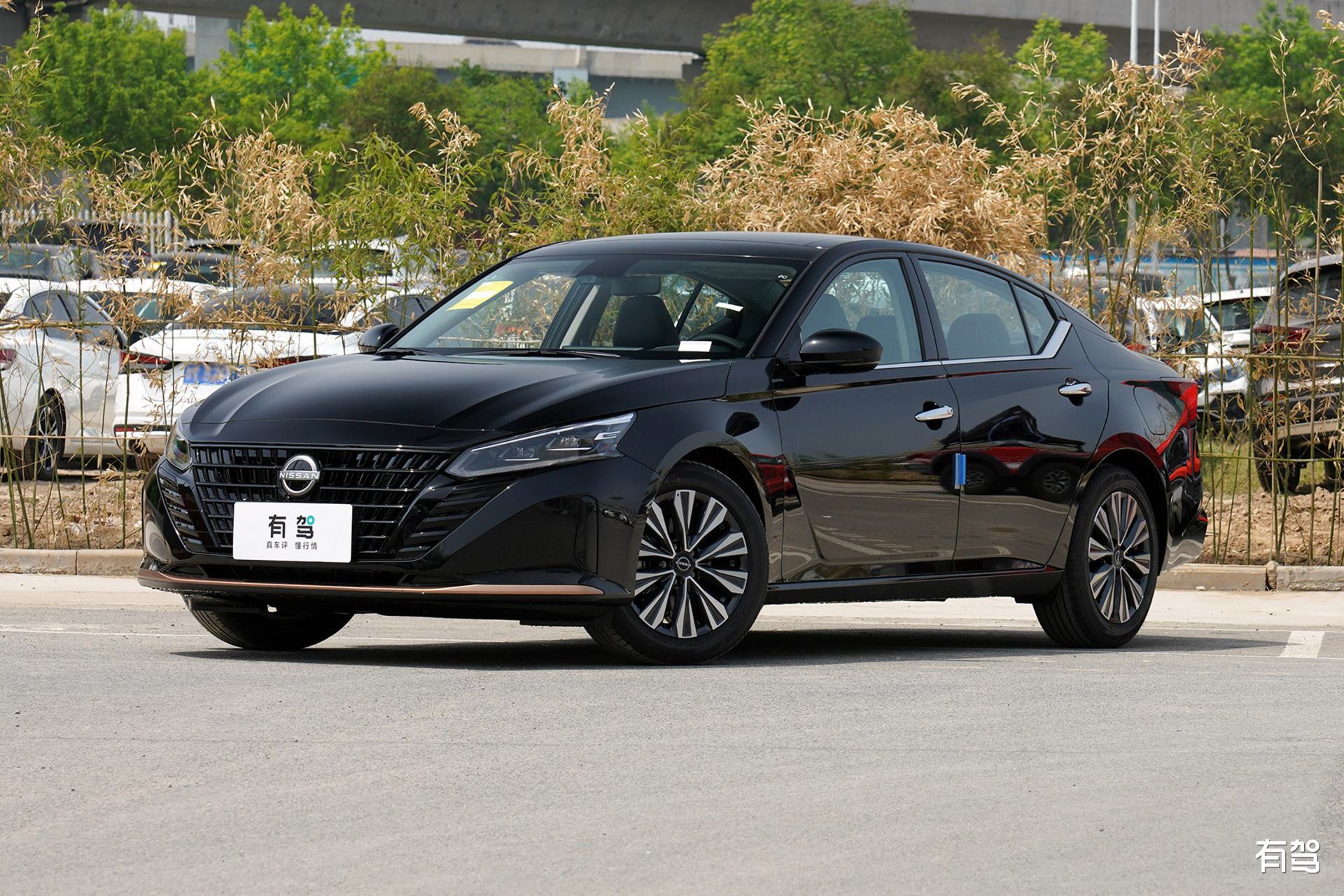 日产天籁,b级车中的佼佼者!轴距够长,空间宽敞不压抑.