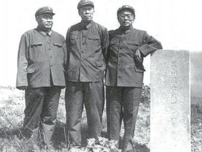 1985年梁兴初病逝,妻子收拾遗物后立即致信中央,提出唯一请求