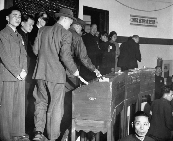 这是1948年,中华民国总统选举,蒋中正2430票,居正269票.