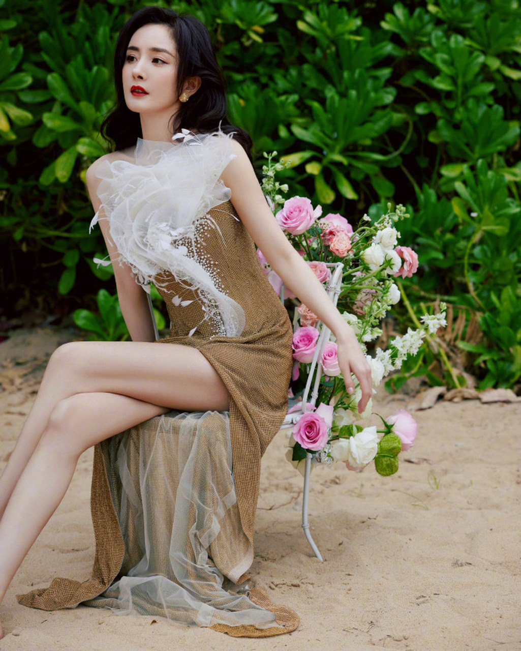 杨幂穿金色高开叉礼服气场全开,桃腮带笑长腿吸睛超优雅