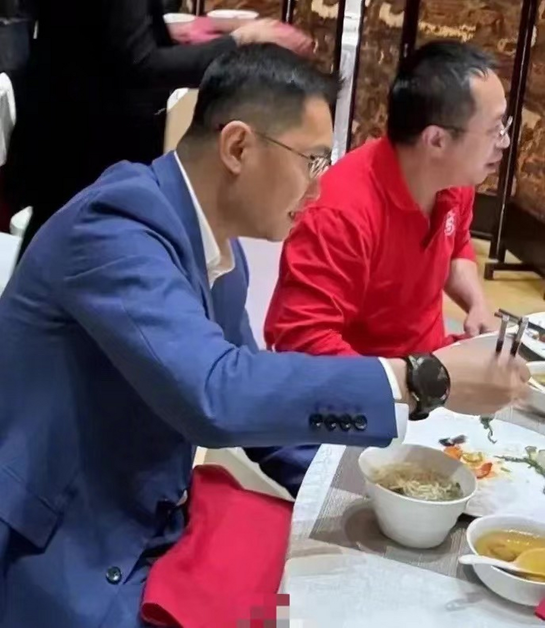 马化腾和周鸿祎坐在一起吃饭,马化腾手上的手表非常醒目,看起来是华为
