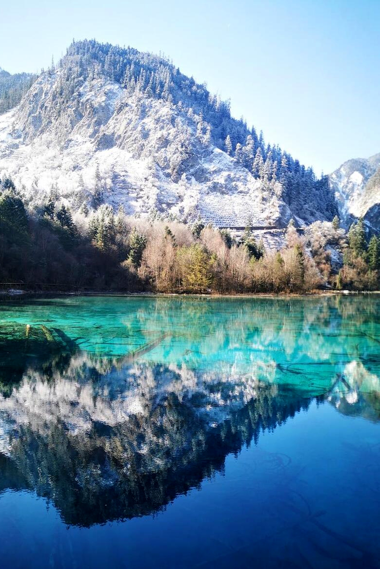 九寨沟位于四川阿坝州的九寨沟县,得名于景区