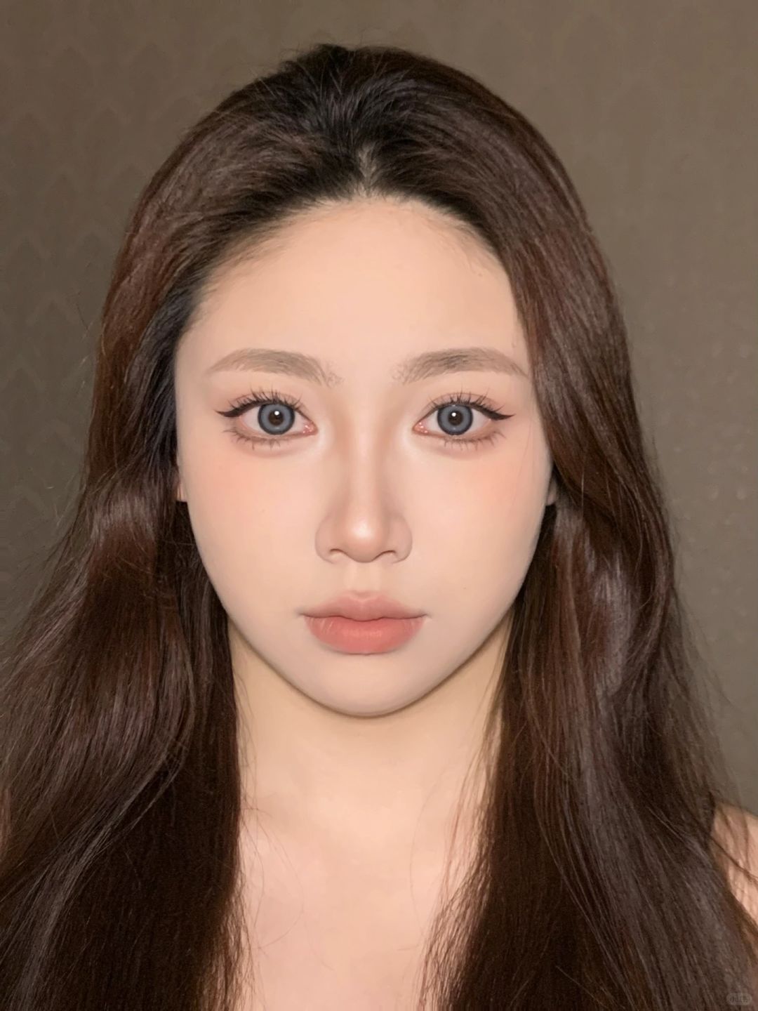 简简单单就可以出门的快手妆容 - 妆容公式:蓝色眼珠 浅色眉毛 盒型