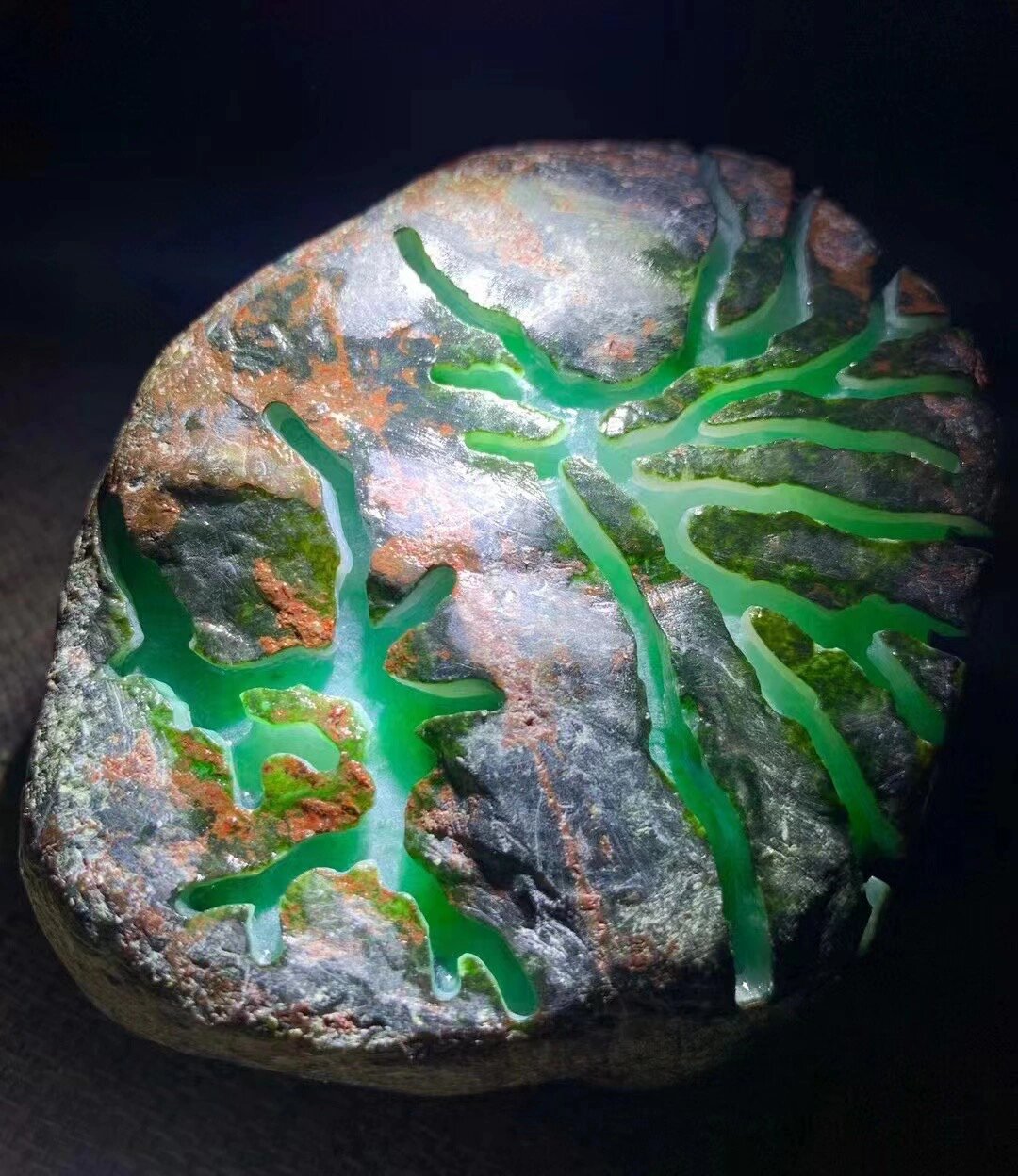 它们通常是未经过雕刻或加工的翡翠矿物