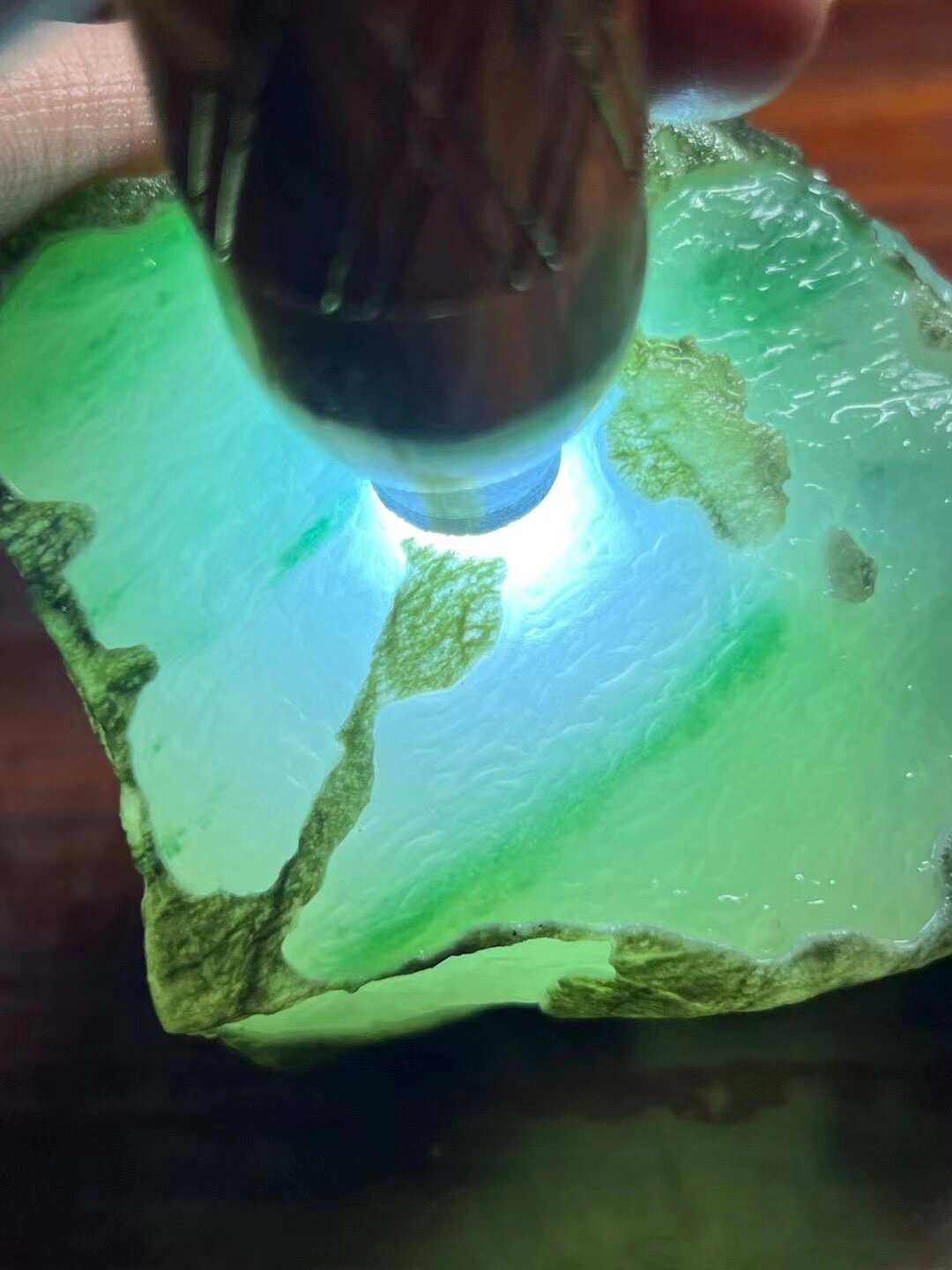 这种彩豆种翡翠原石出自黄沙皮,所谓豆种