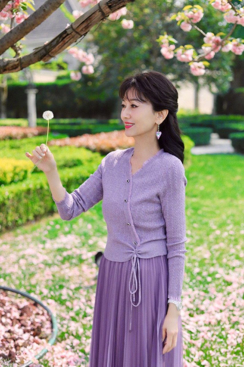 紫色针织开衫搭配纱质半裙,温柔迷人又减龄.