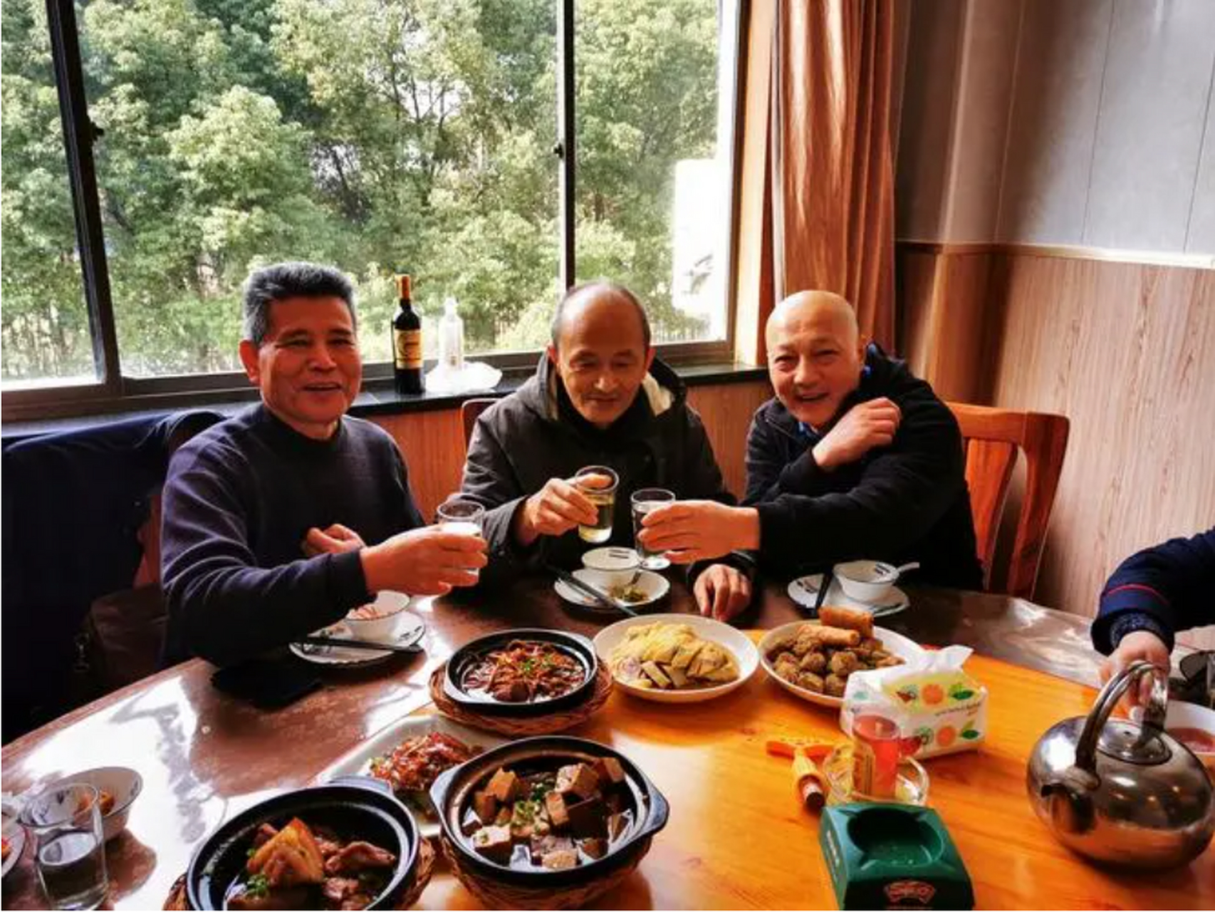 广西几位退休老大爷在大酒店聚餐,一口气点了12道菜,配上自带的两瓶好