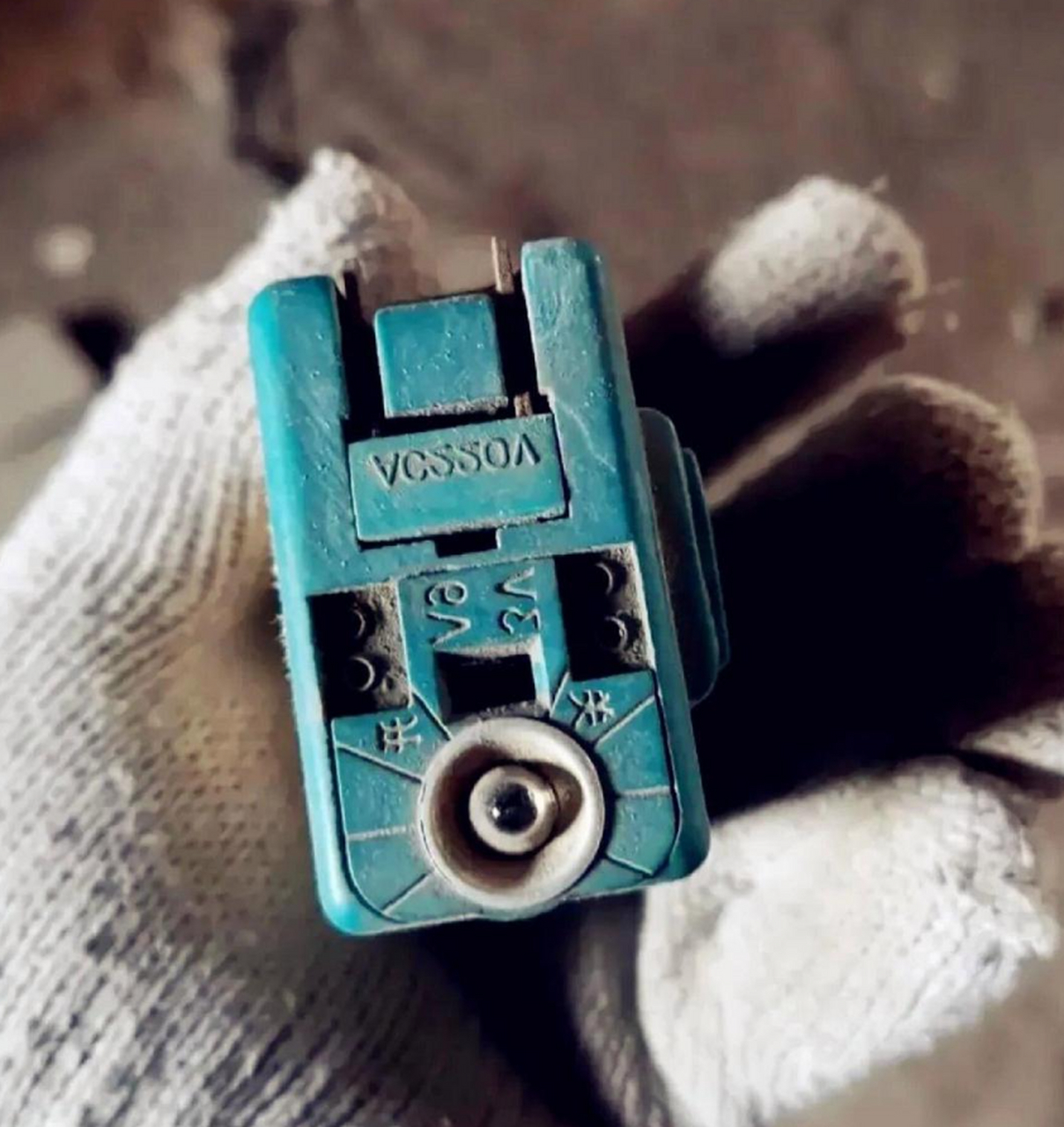 我上小学时随身听的电源,就像现在的充电宝.