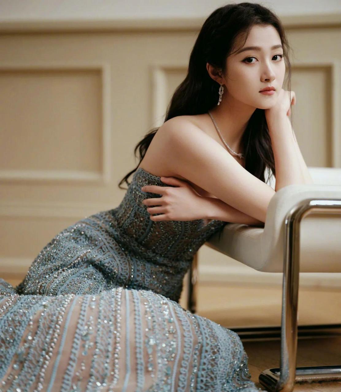 关晓彤身穿抹胸礼服,尽显文静典雅之美.