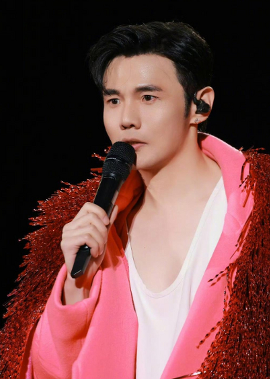 李荣浩这样看起来好像有了双眼皮, 红大衣真好看.