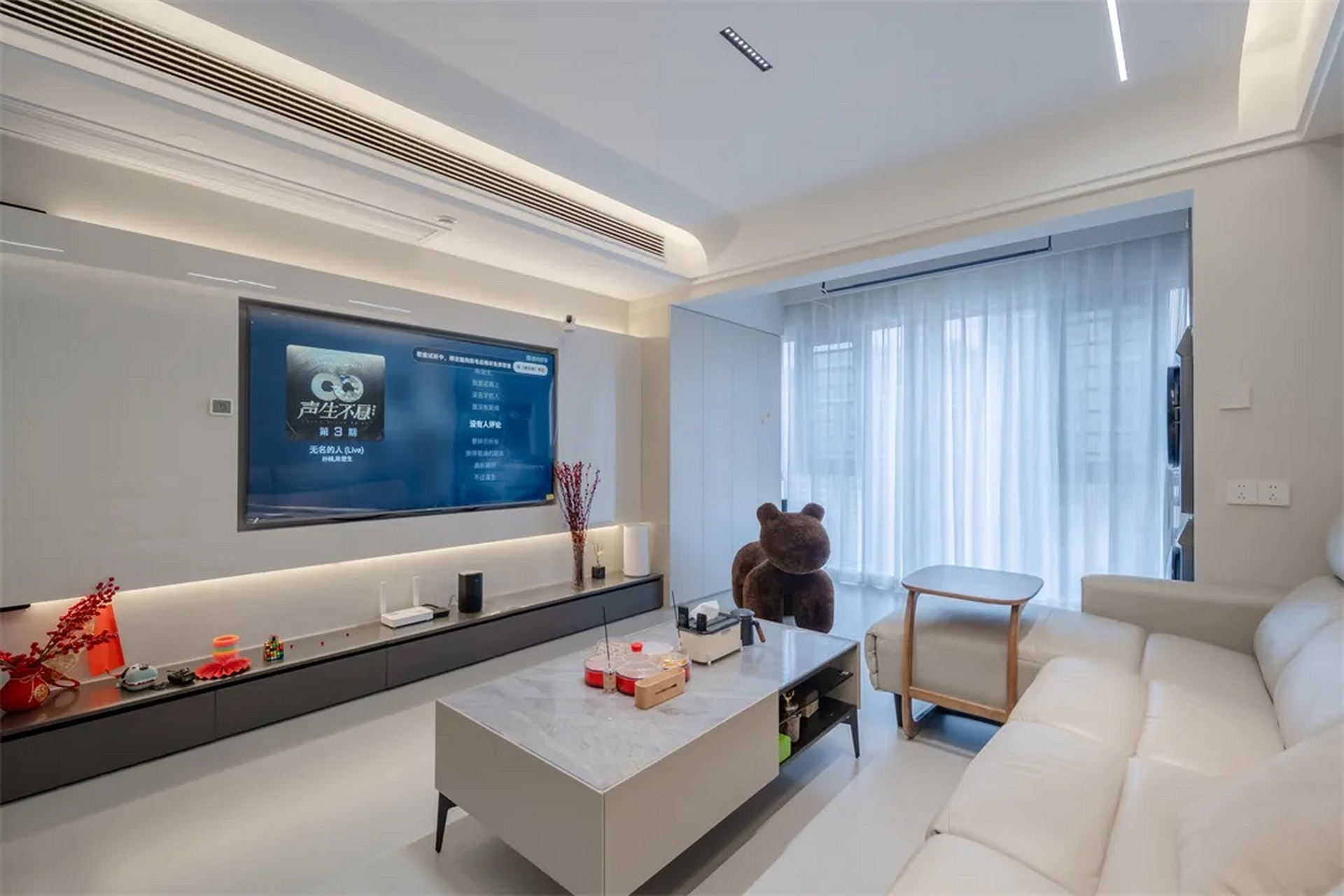 电视墙简洁雅致,岩板壁龛 抽屉式地台,不仅实用收纳,更丰富了空间层次