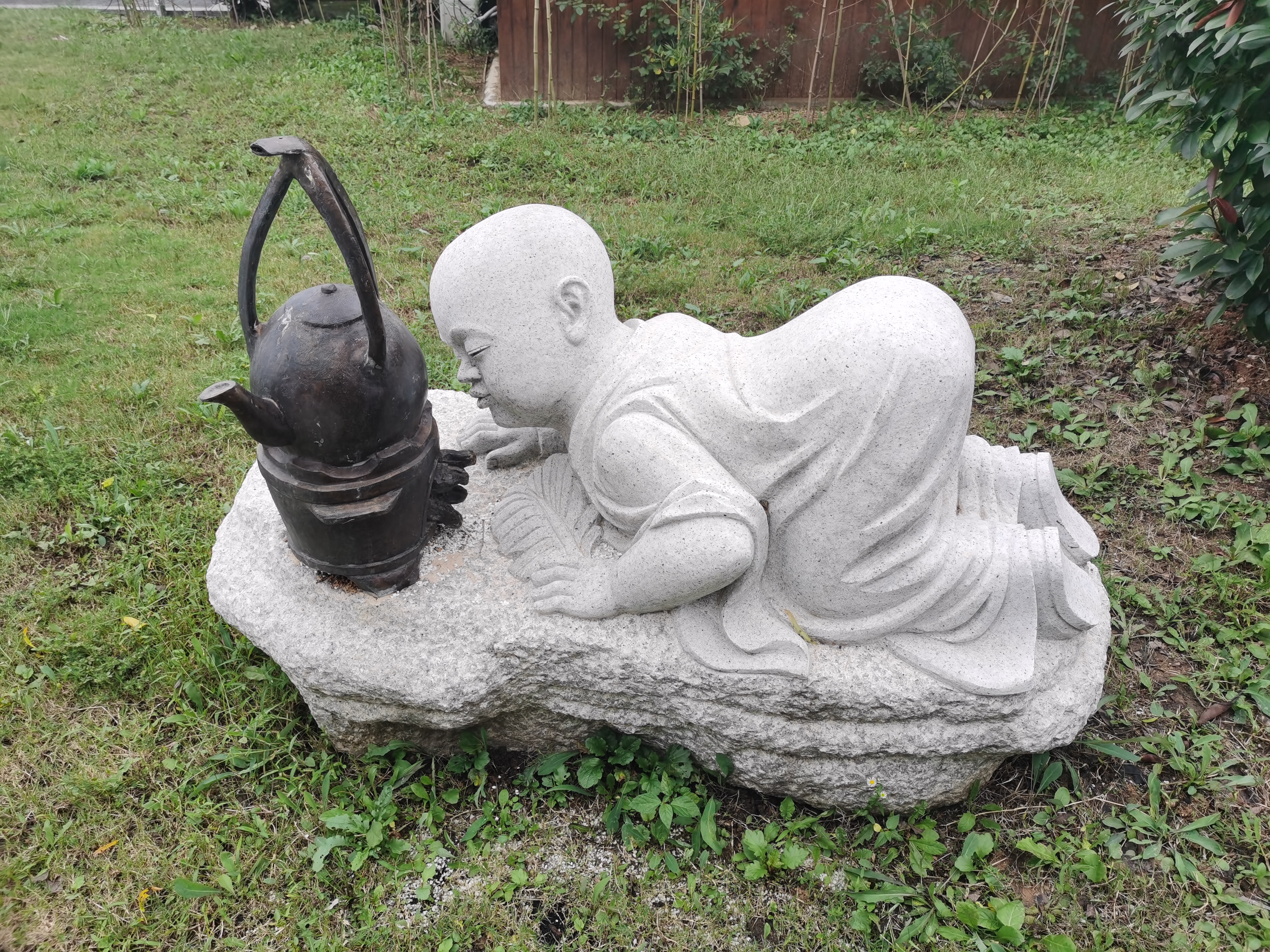 海青茶博园里的雕塑及北茶商街里的农业老物件.照片拍摄于2021年9月