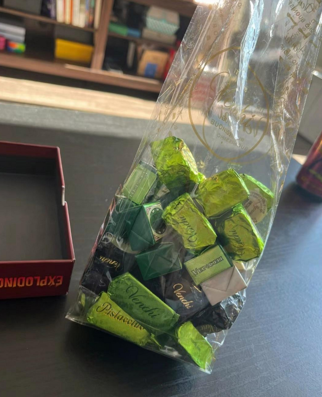 为什么送我一包绿色的巧克力,别人的什么颜色的都有