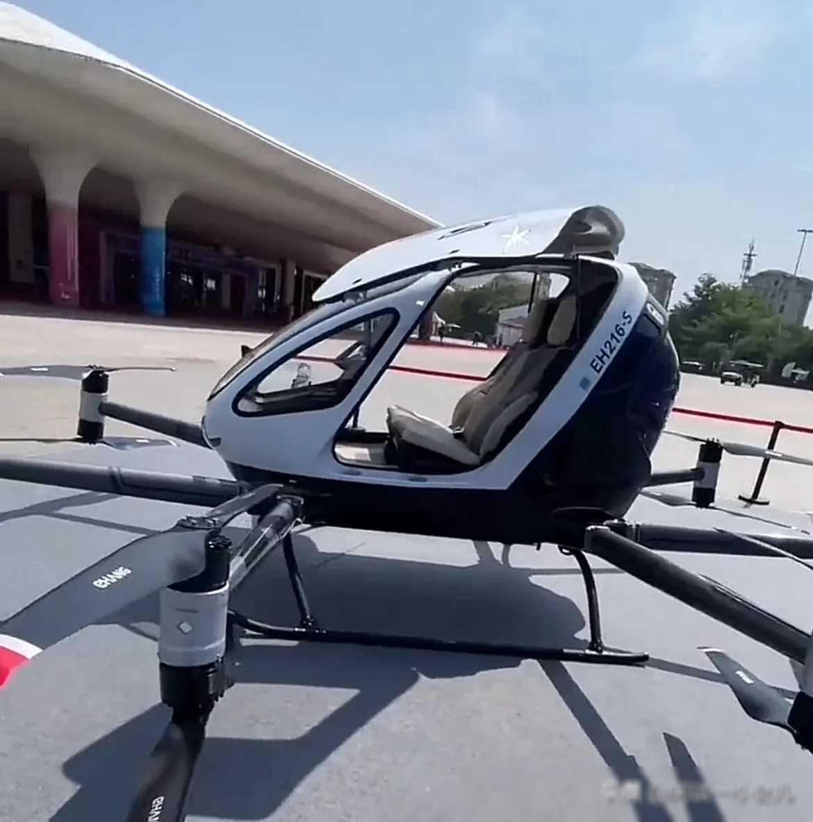 新闻报道说,有一种新型的飞行器,可以不用驾驶员就能载人飞行