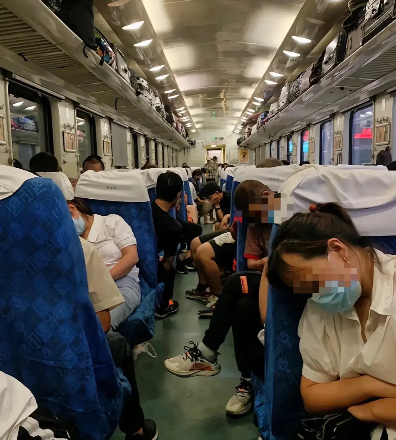 你坐过凌晨的绿皮硬座火车吗?