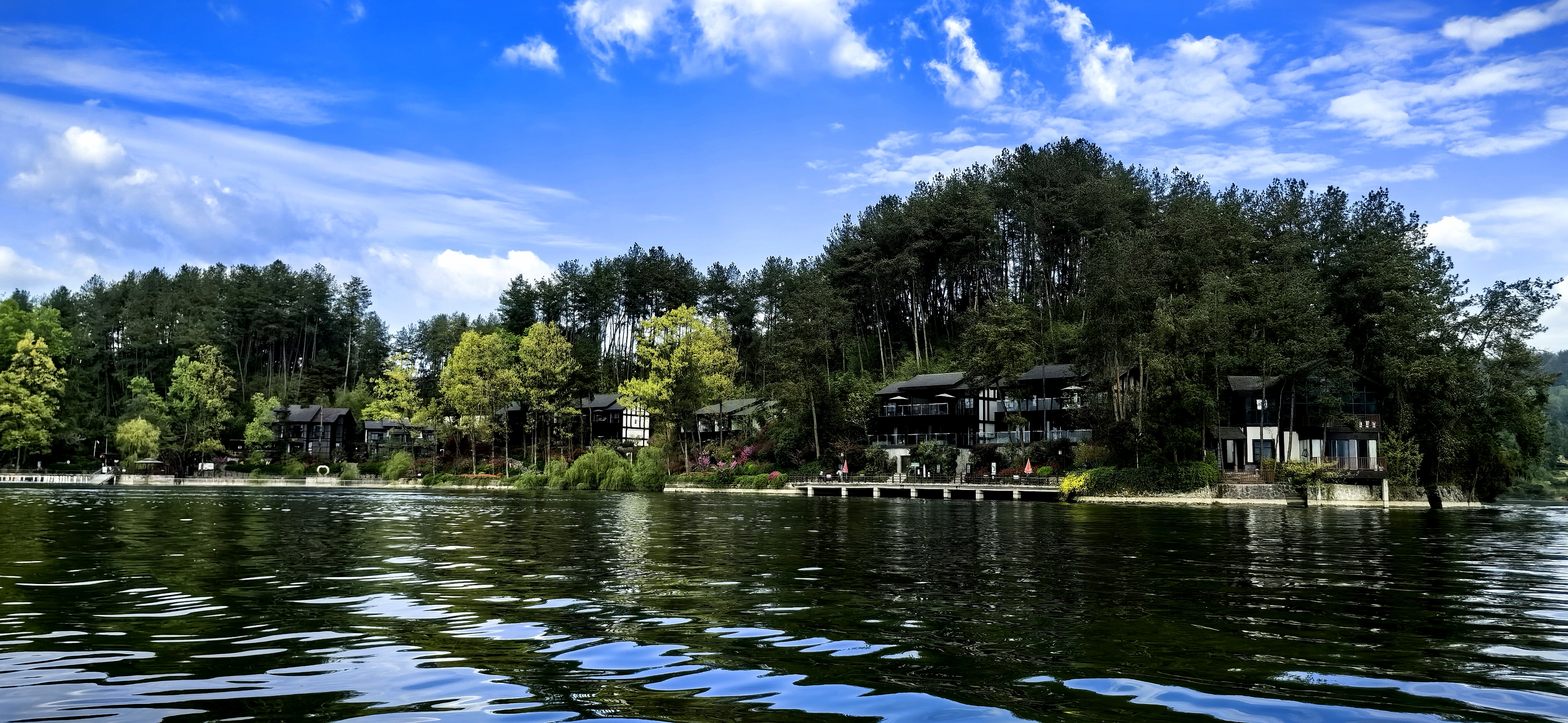 波光潋滟的红寺湖