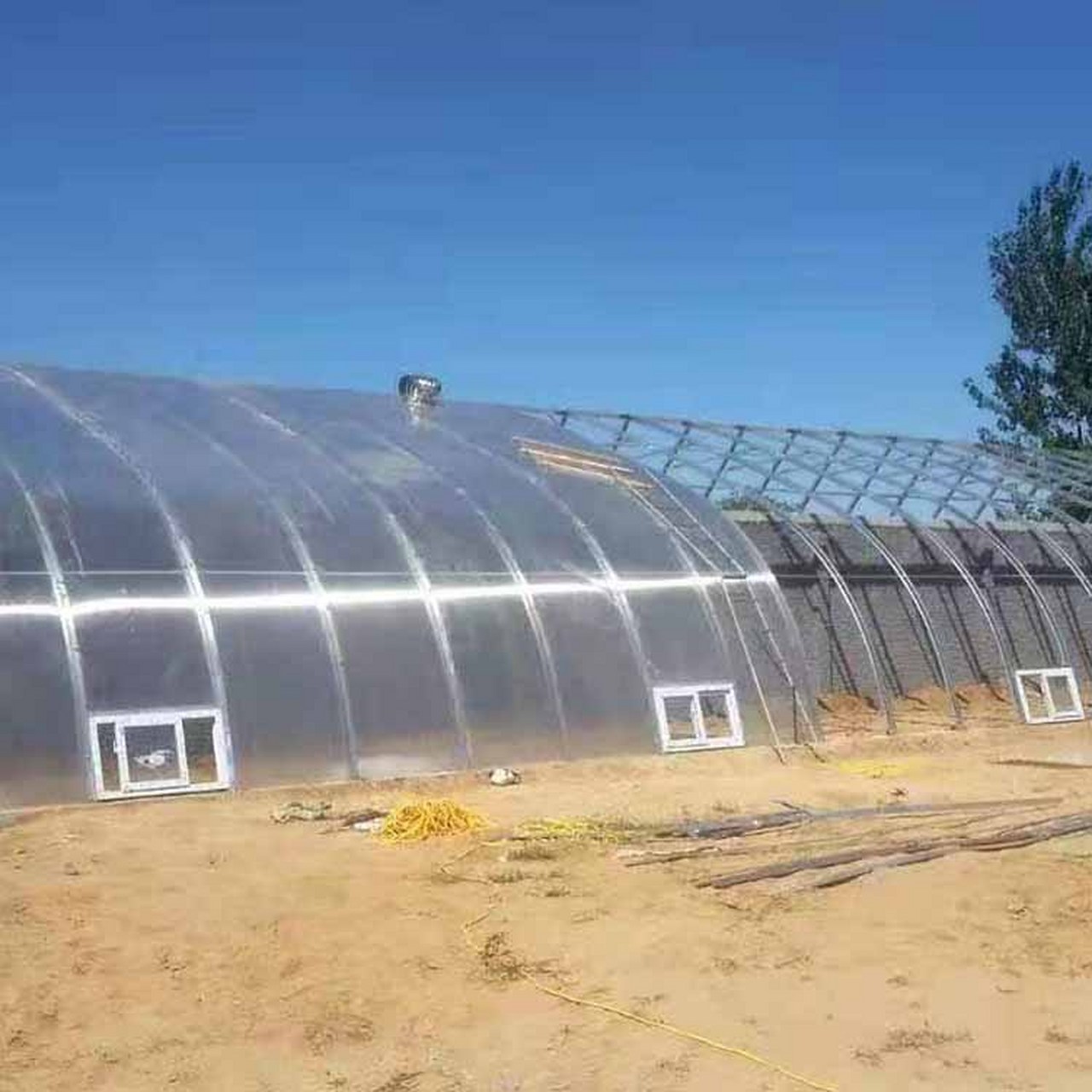 选择钢架结构,宽度仅12米!聚碳酸酯板或双层夹膜覆盖材料厚达4-6mm.