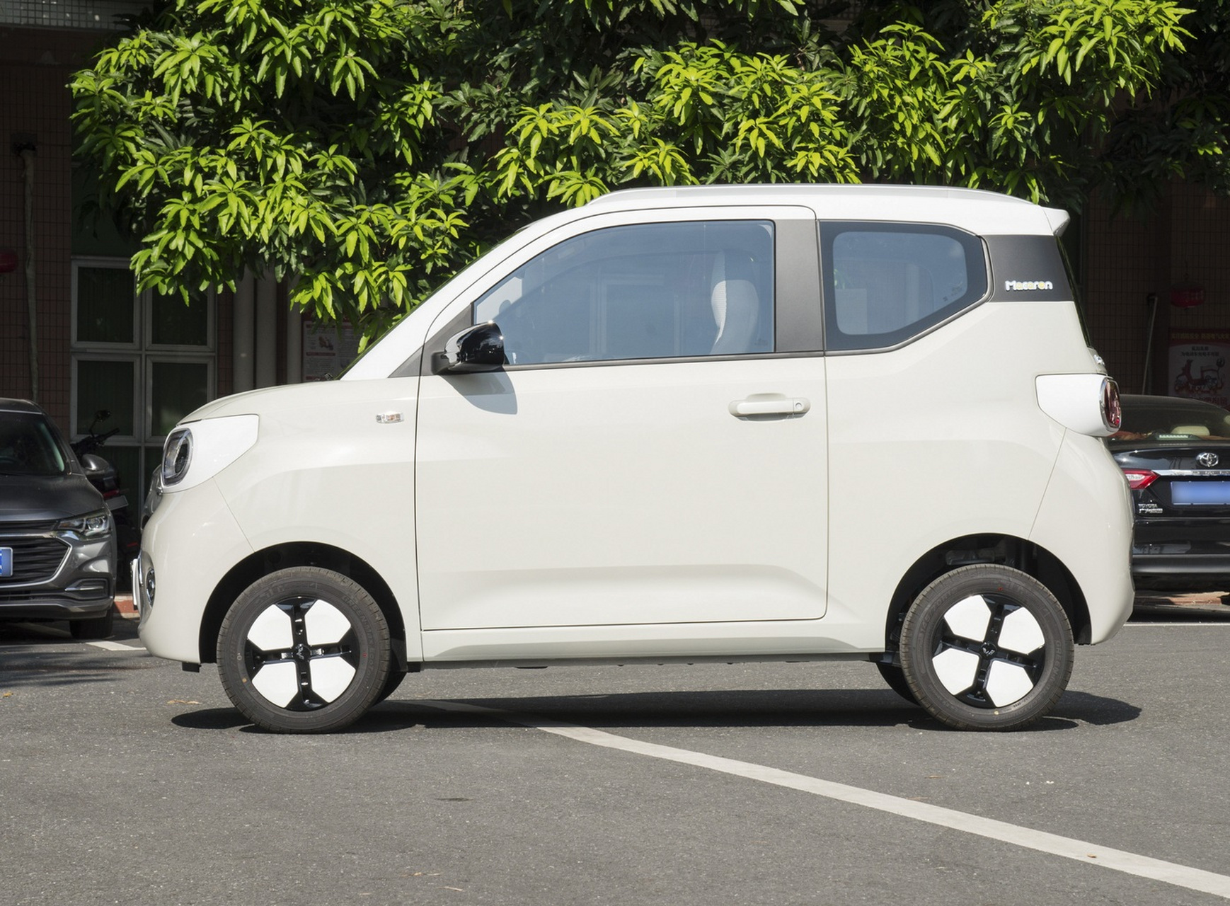 五菱宏光mini215km版本是款性价比高的微型车,设计有亮点,驾驶体验