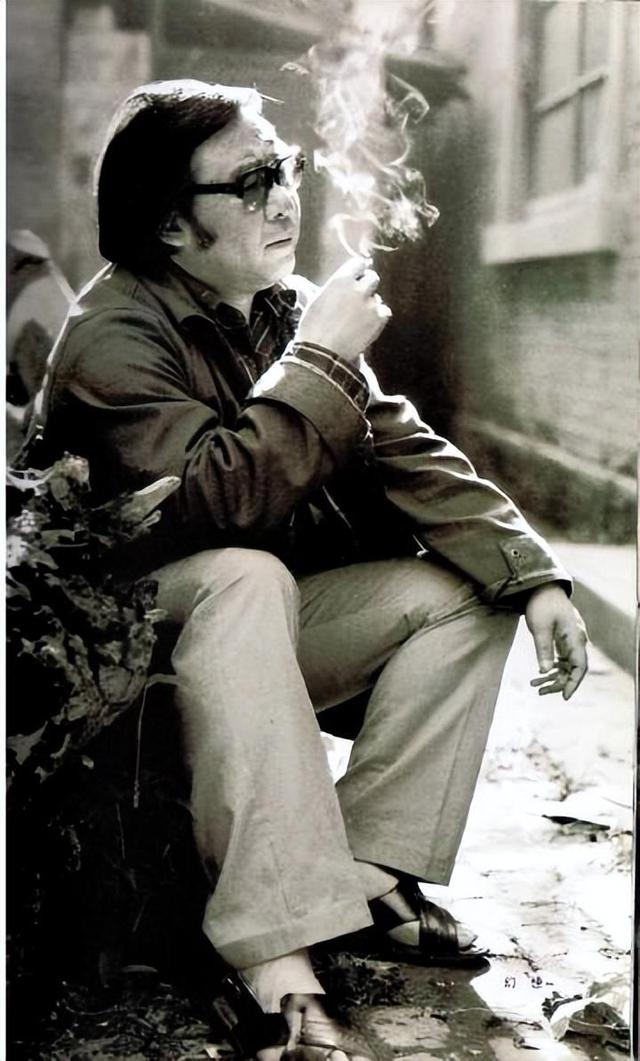 1970年冬天,路遥穿着一身白衣,腰间系着白腰带,有人好奇地问他为何穿