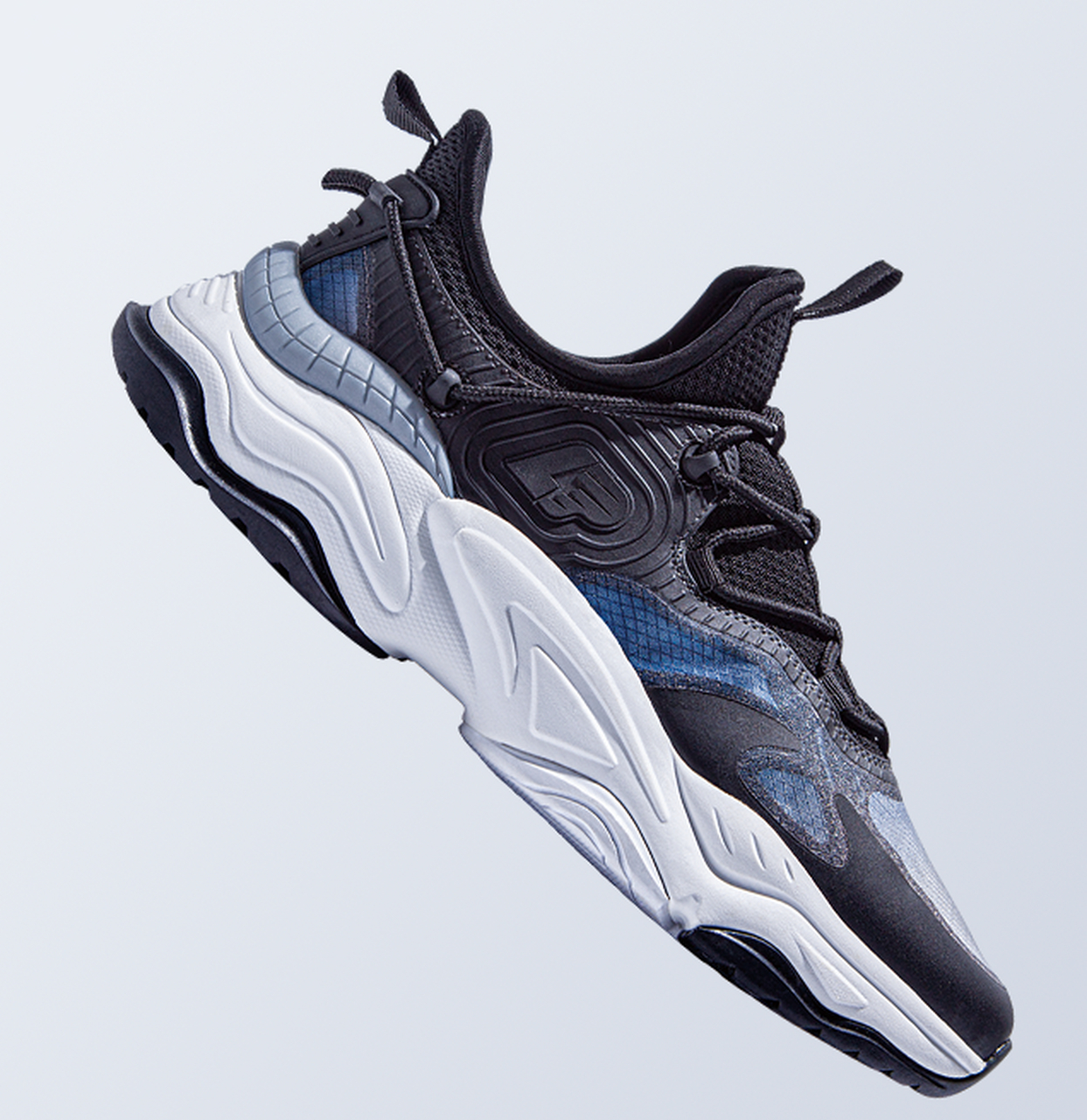 鞋底抓地力强,耐磨性好,适应各种地形.