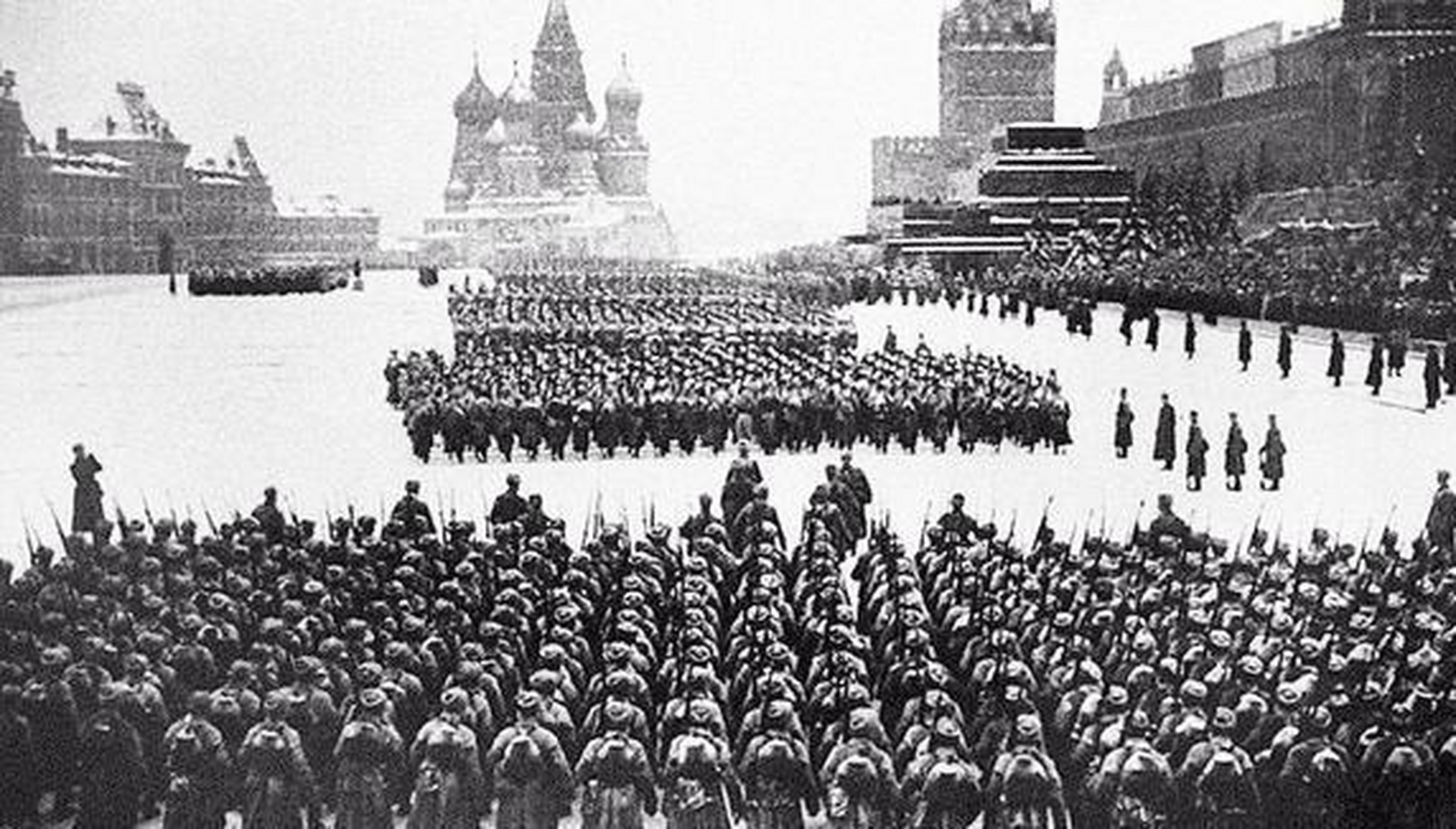 1941年寒冬,莫斯科红场见证了一场前所未有的阅兵.