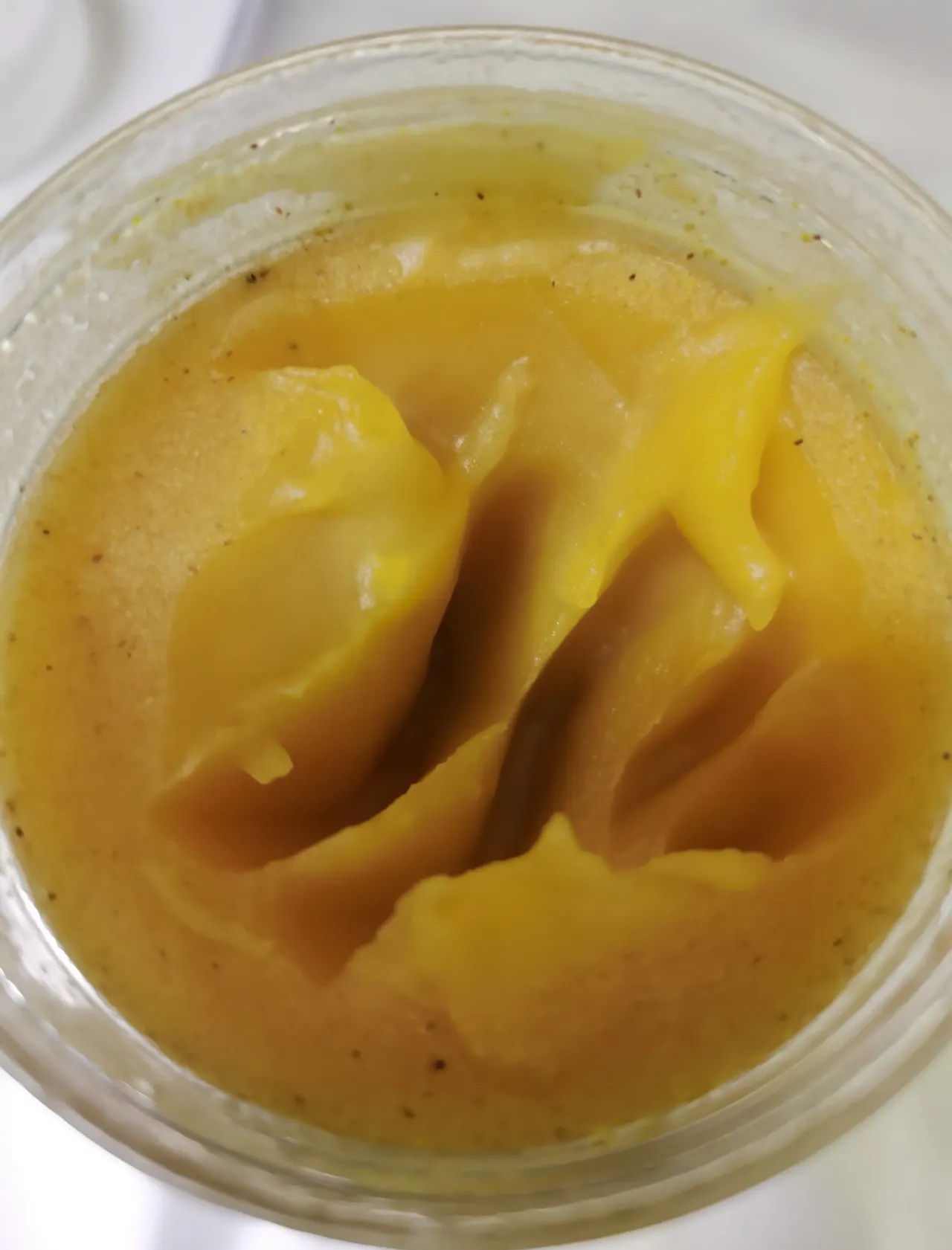 蜂蜜成白色猪油状是什么原因(蜂蜜买回来怎么成白色的了跟猪油一样)