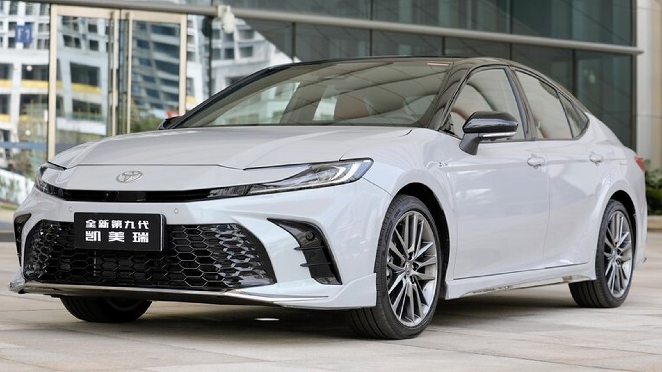 新一代丰田凯美瑞银色车身怎么样,好看吗?