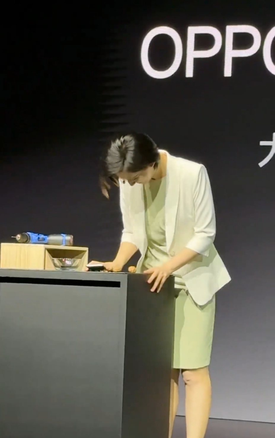 用电钻钻,从高处抛下,在4月24日oppok12的发布会上,产品经理莫妮卡
